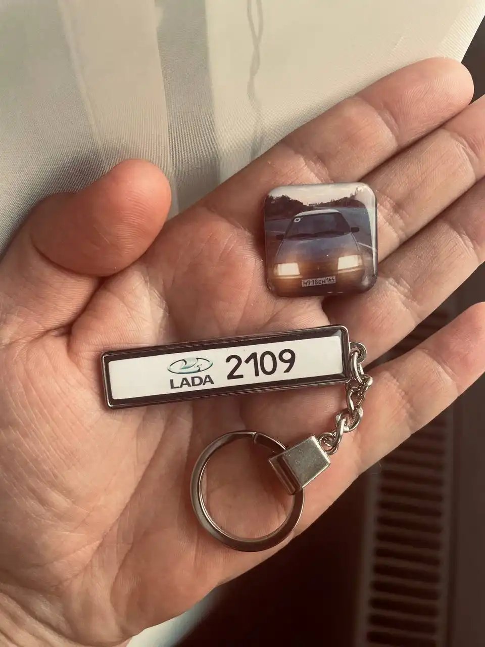 Индивидуальный брелок с гос. номером машины и 3D стикер с фото в подарок - Сувениры (Хобби и отдых) в Саратов