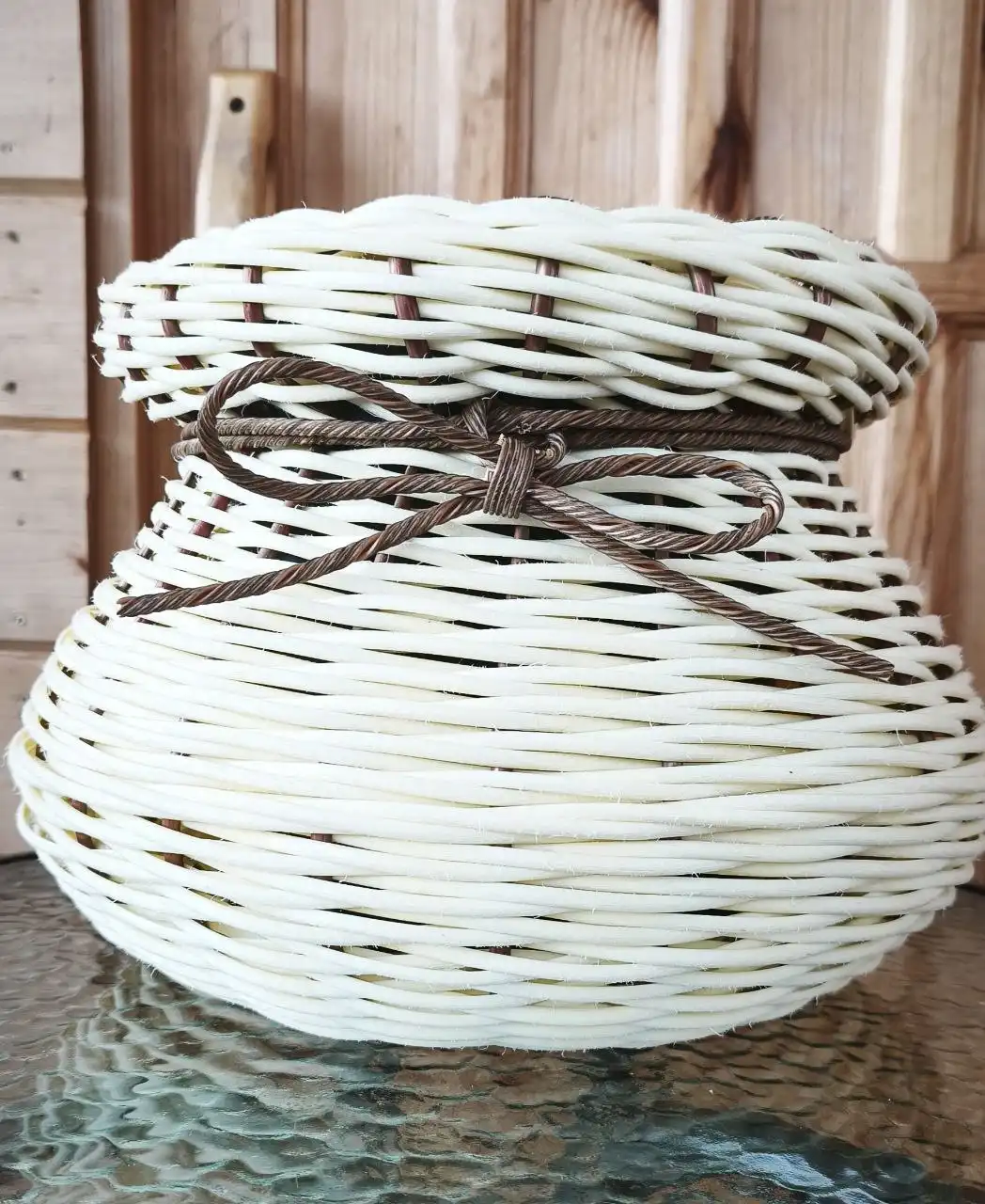 Кашпо из ротанга ручной работы