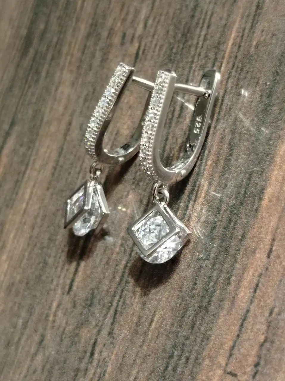 Продам серебряные серьги с фианитами 925 пробы