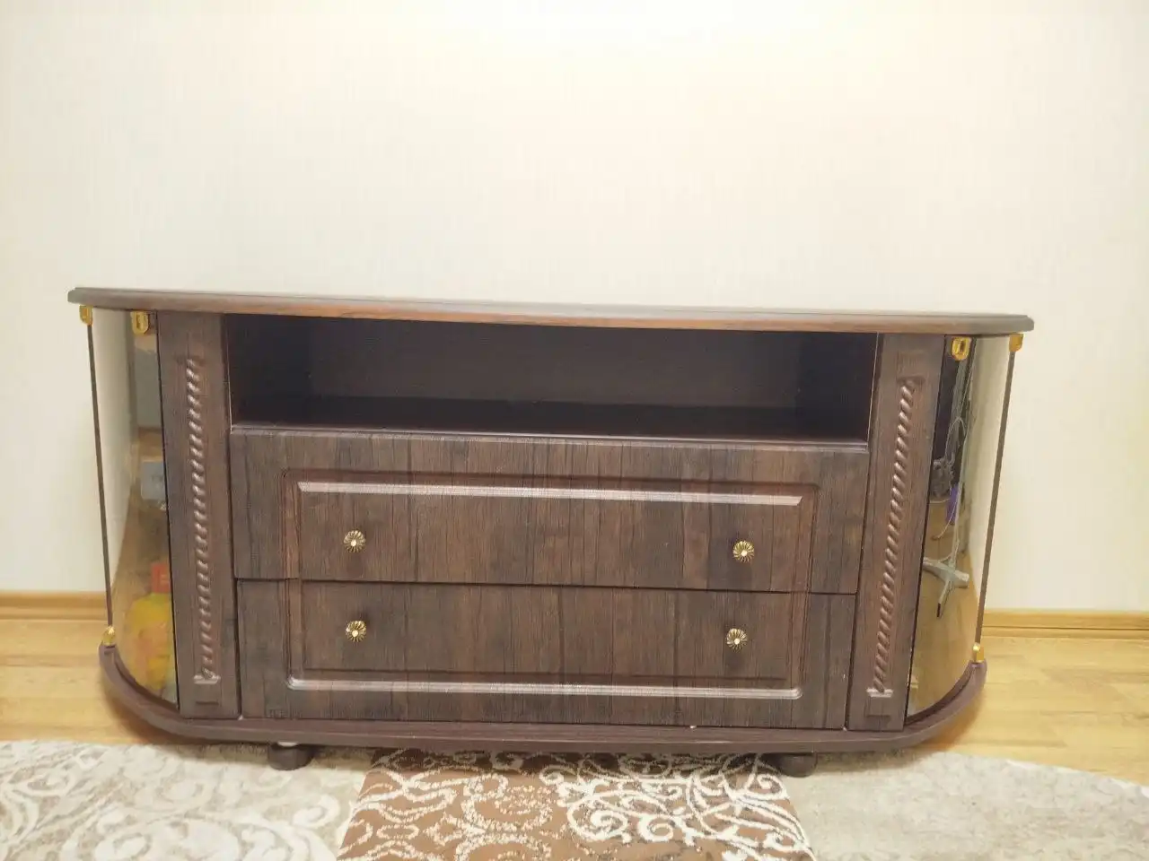 Стильная тумба под телевизор из ЛДСП со стеклом