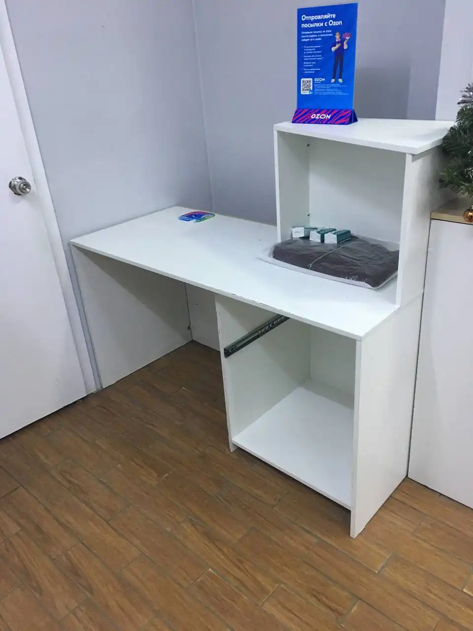 Открытый шкаф БУ и офисный стол с надстройкой - Мебель (Барахолка) в Нижний Новгород