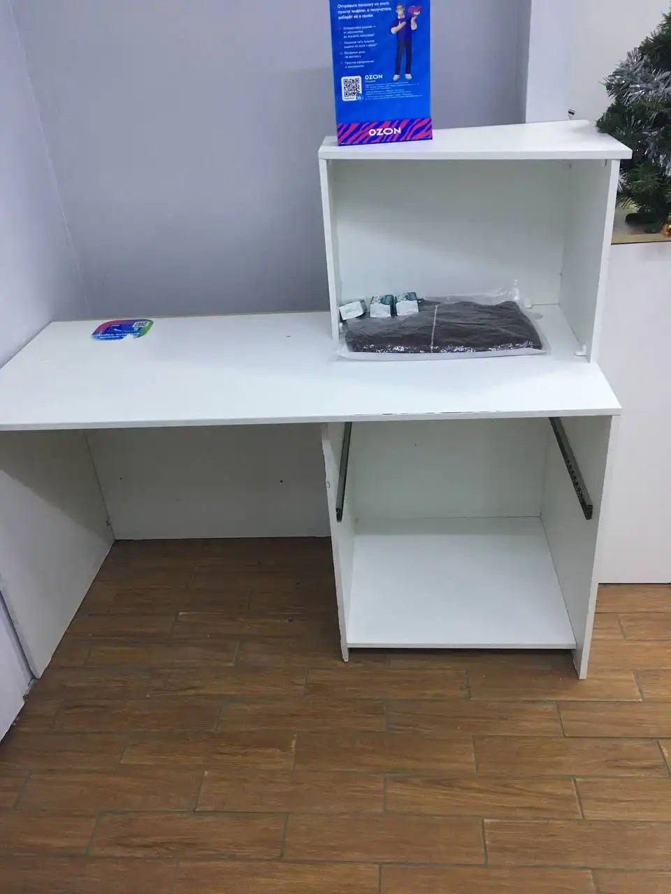 Открытый шкаф БУ и офисный стол с надстройкой - Мебель (Барахолка) в Нижний Новгород