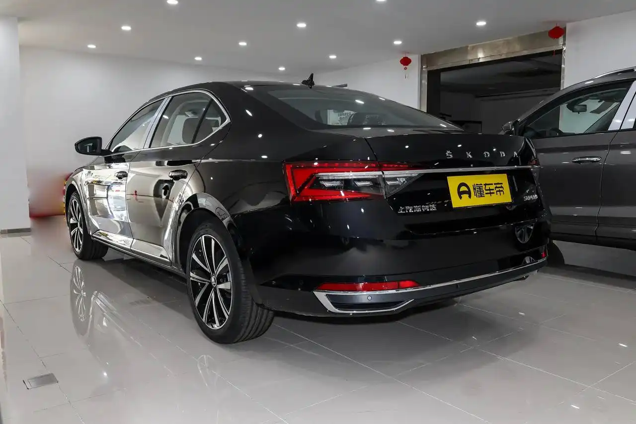 Срочная продажа Skoda Superb TSI280 DSG Premium Edition 2025 года