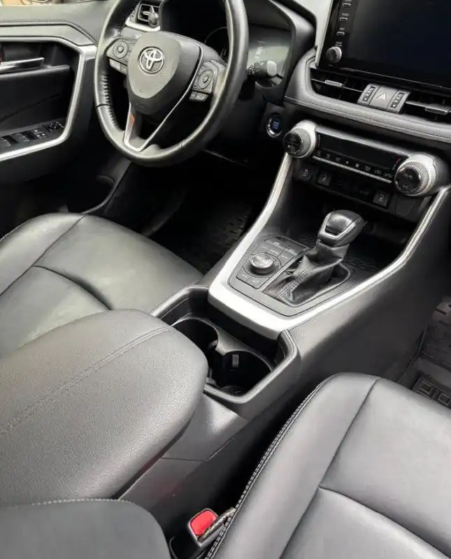 Продажа Toyota RAV4 2021 года