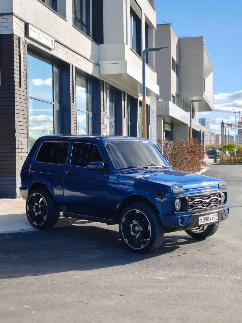 Продажа Нивы 2015 года с дополнительными комплектами резины