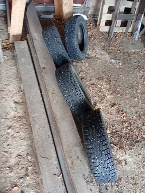 Продам зимнюю резину на 14 - Запчасти в Тюмень