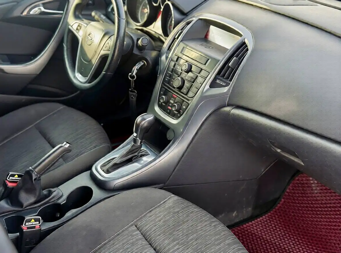 Opel Astra J рестайлинг 2012 года, 1.6 АКПП - Легковые автомобили (Авто) в Челябинск