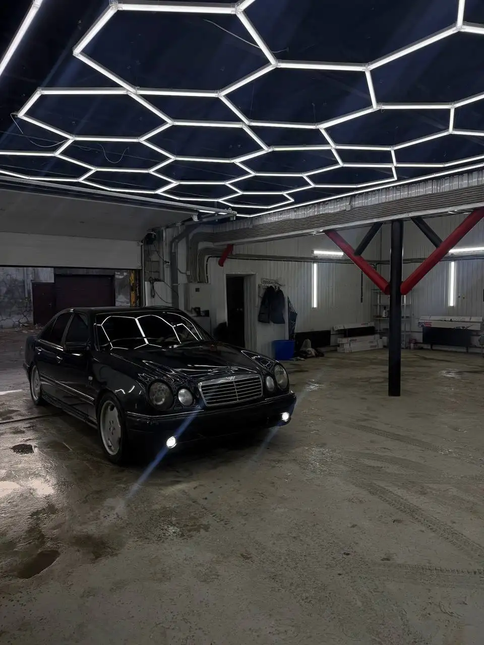 Mercedes W210 1997 с двигателем 5.0, полным рестайлингом и ГБО - Авто в Нижневартовск