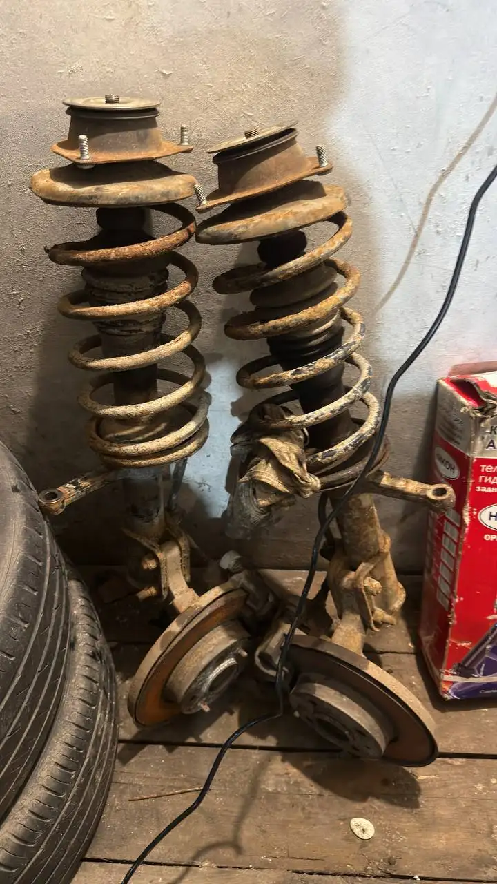 Продажа автозапчастей: подиумы, бар, стойки, фары - Автозапчасти (Запчасти) в Тюмень