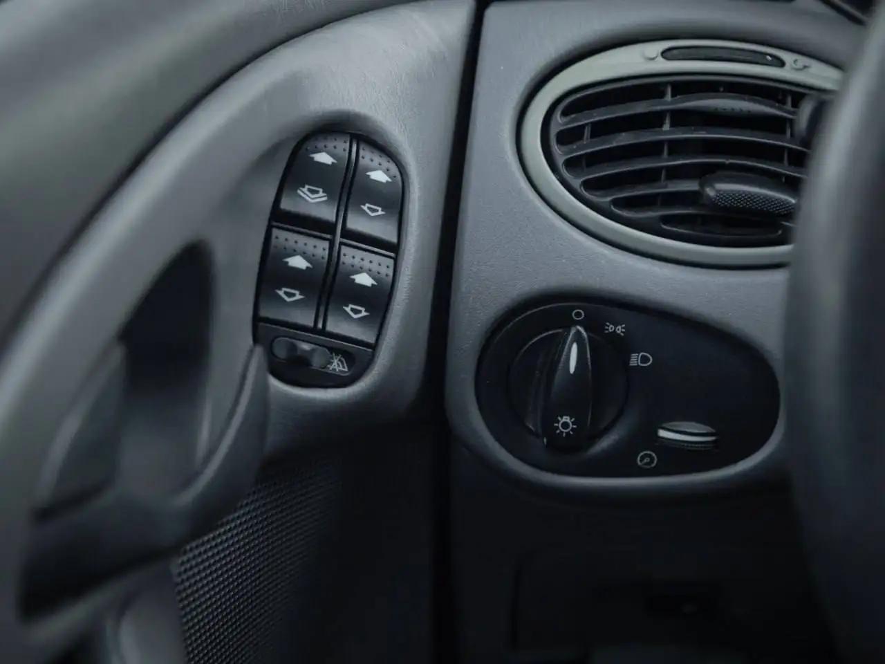 Ford Focus 1 (USA) — Комфортный автомат на 2.0 - Авто в Тюмень