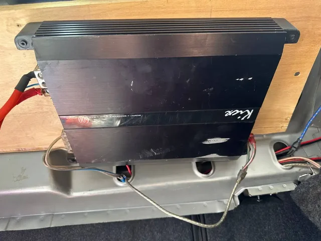 Продам сабвуфер JBL и усилитель - Легковые авто в Тюмень