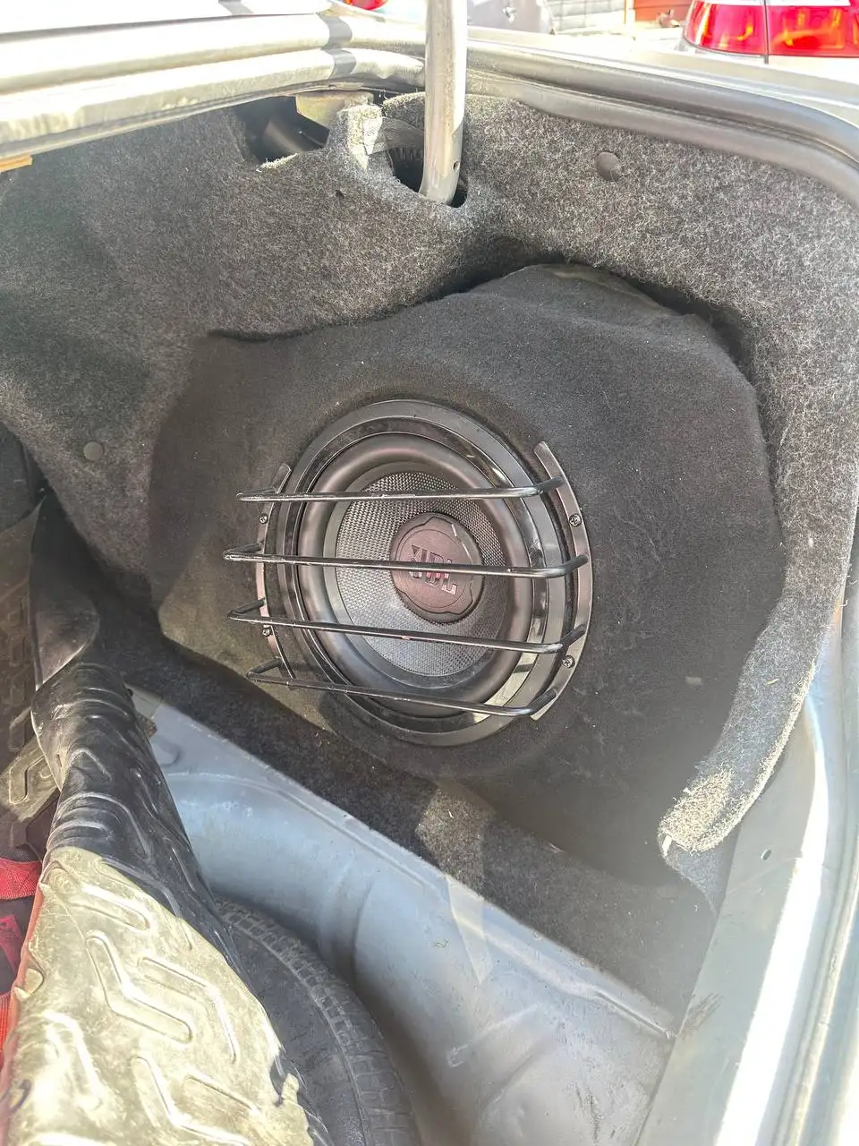 Продам сабвуфер JBL и усилитель - Автозвук (Авто) в Тюмень