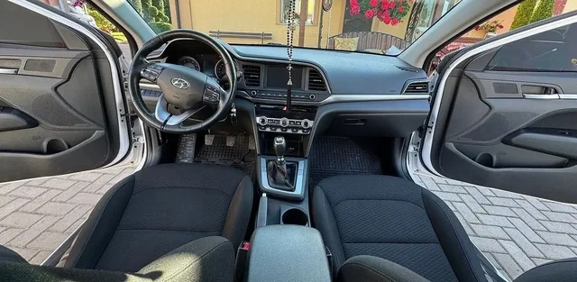 Продам Hyundai Elantra 2019 - Аренда авто в Тюмень