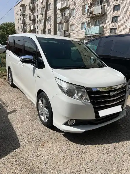 Toyota Noah 2015 гибрид