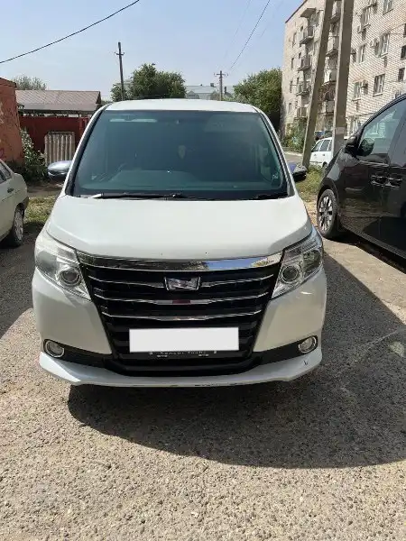 Toyota Noah 2015 гибрид