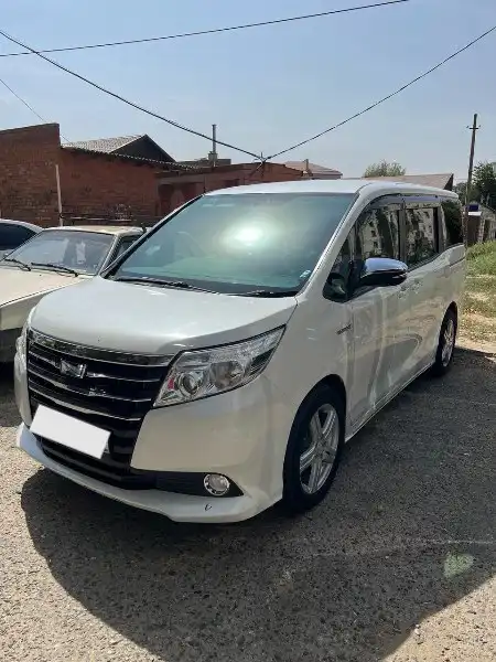 Toyota Noah 2015 гибрид
