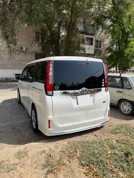 Toyota Noah 2015 гибрид
