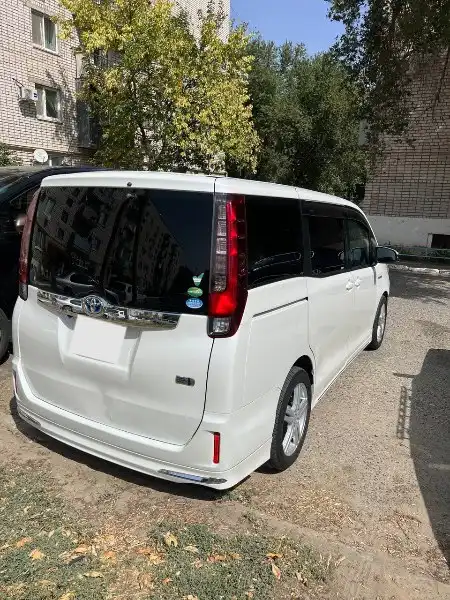 Toyota Noah 2015 гибрид