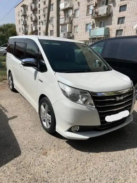 Toyota Noah 2015 года, 1.8 Hybrid, пробег 132000 км