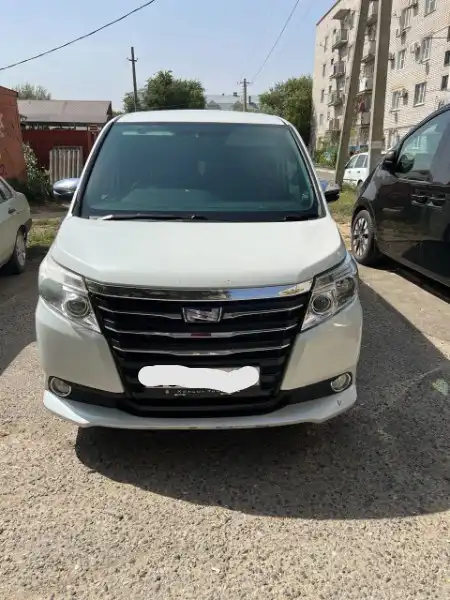 Toyota Noah 2015 года, 1.8 Hybrid, пробег 132000 км