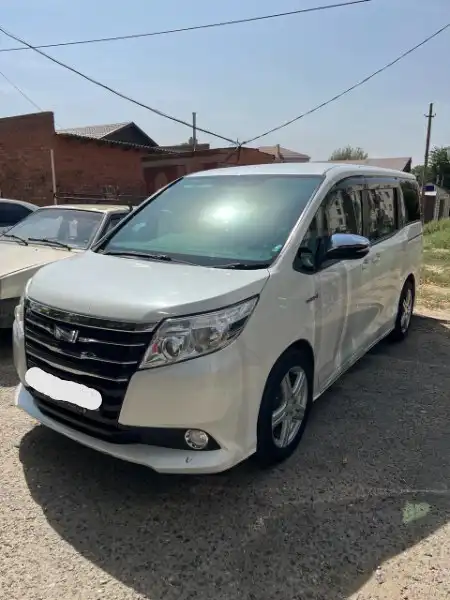 Toyota Noah 2015 года, 1.8 Hybrid, пробег 132000 км