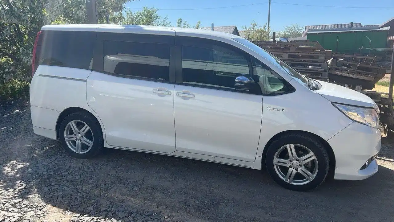 Toyota Noah 2015 года, 1.8 Hybrid, пробег 132000 км