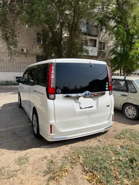 Toyota Noah 2015 года, 1.8 Hybrid, пробег 132000 км