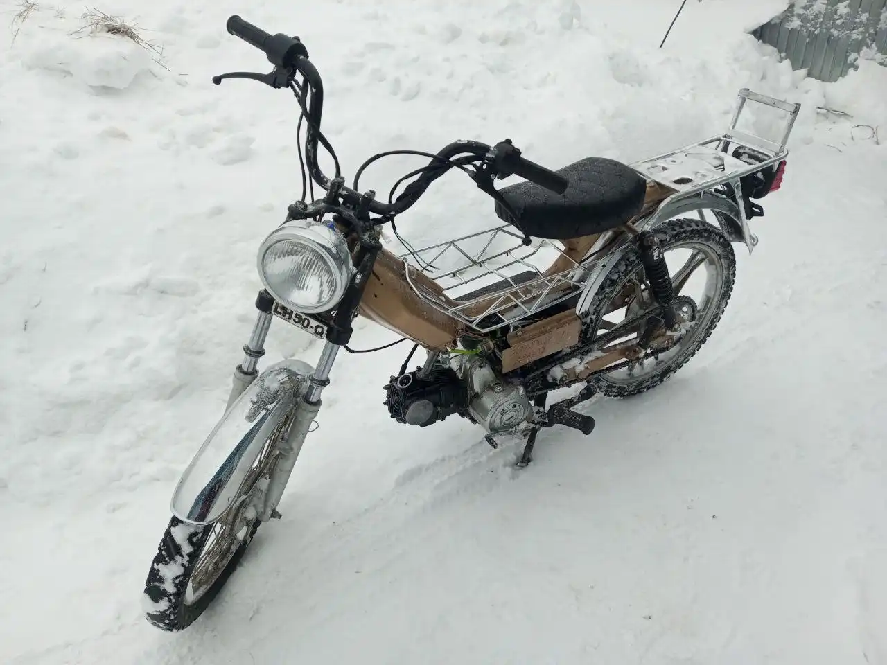 Мотоцикл с перебранным двигателем и новыми запчастями