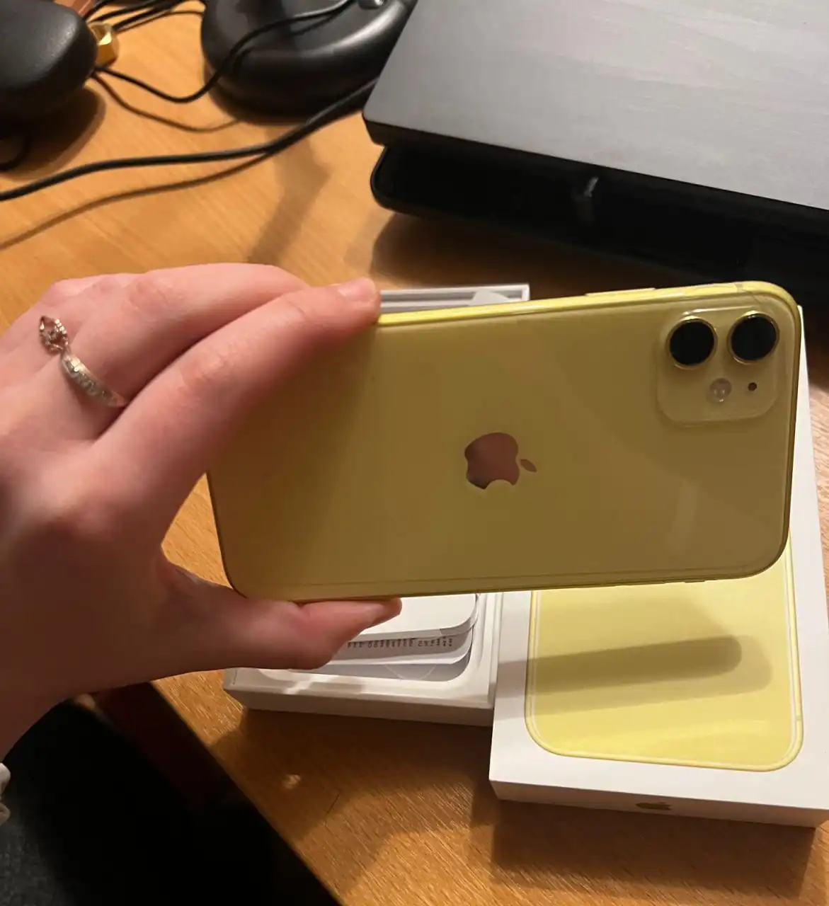 Продам iPhone 11 128 ГБ с документами