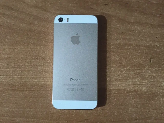 Продам айфон 5 с чехлом и зарядкой - Смартфоны в Омск