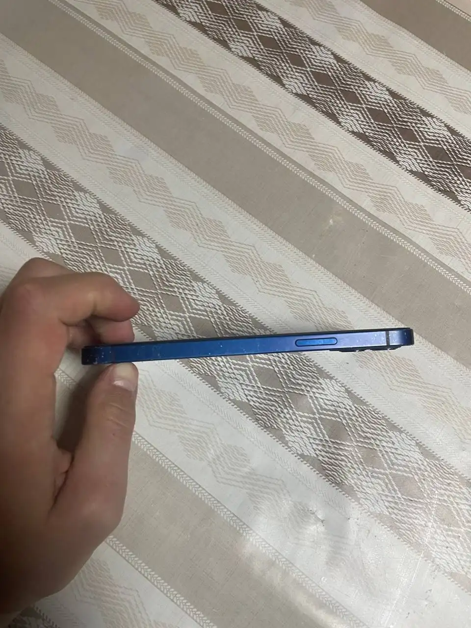 iPhone 12 64 ГБ с царапинами на корпусе - Смартфоны (Электроника) в Омск