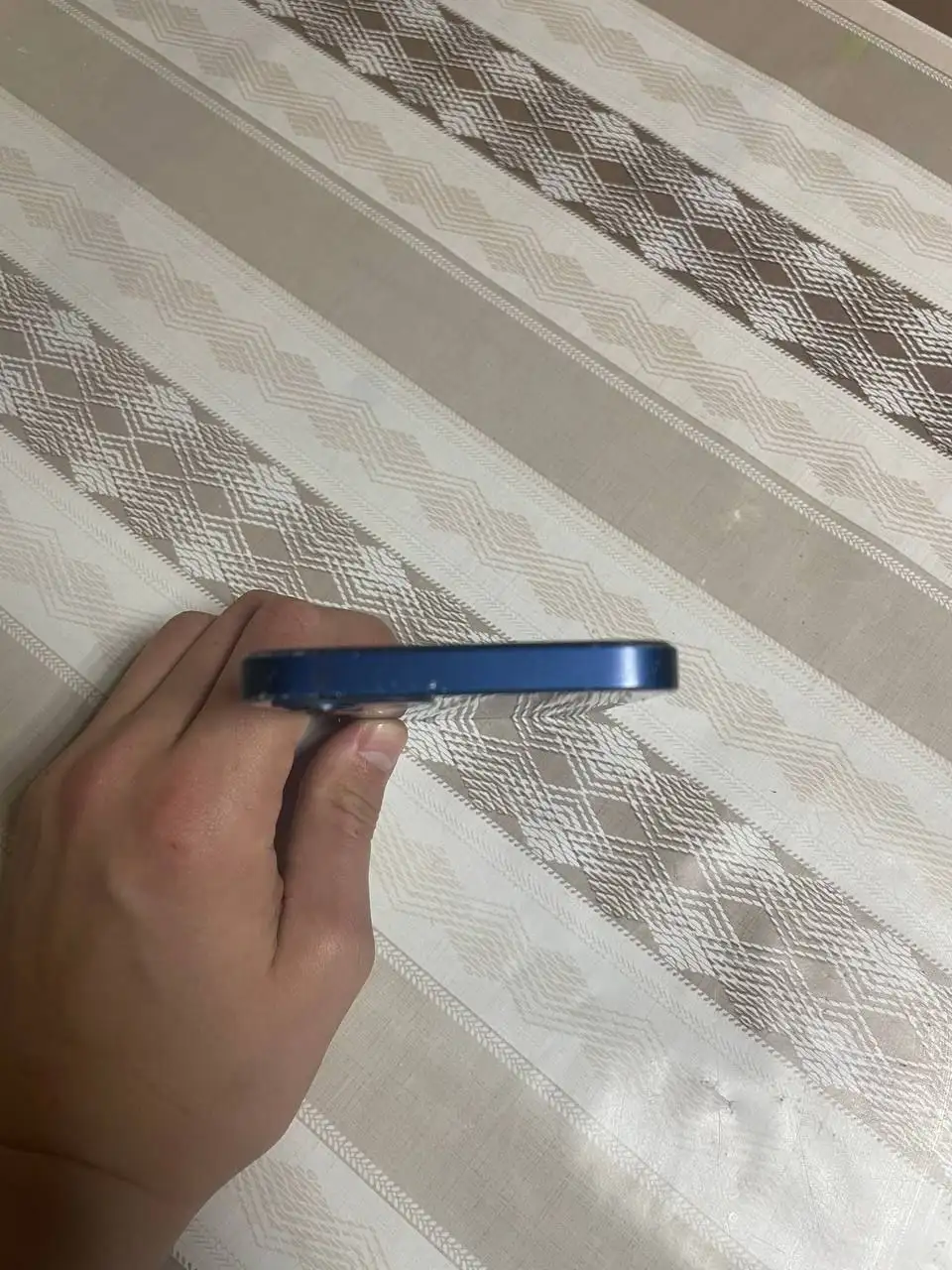 iPhone 12 64 ГБ с царапинами на корпусе - Смартфоны (Электроника) в Омск