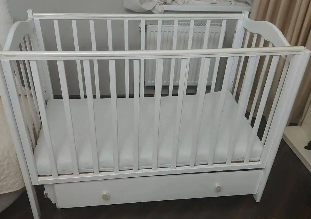 Отдам в дар детские вещи, кроватку и морозильный ларь - Барахолка в Омск