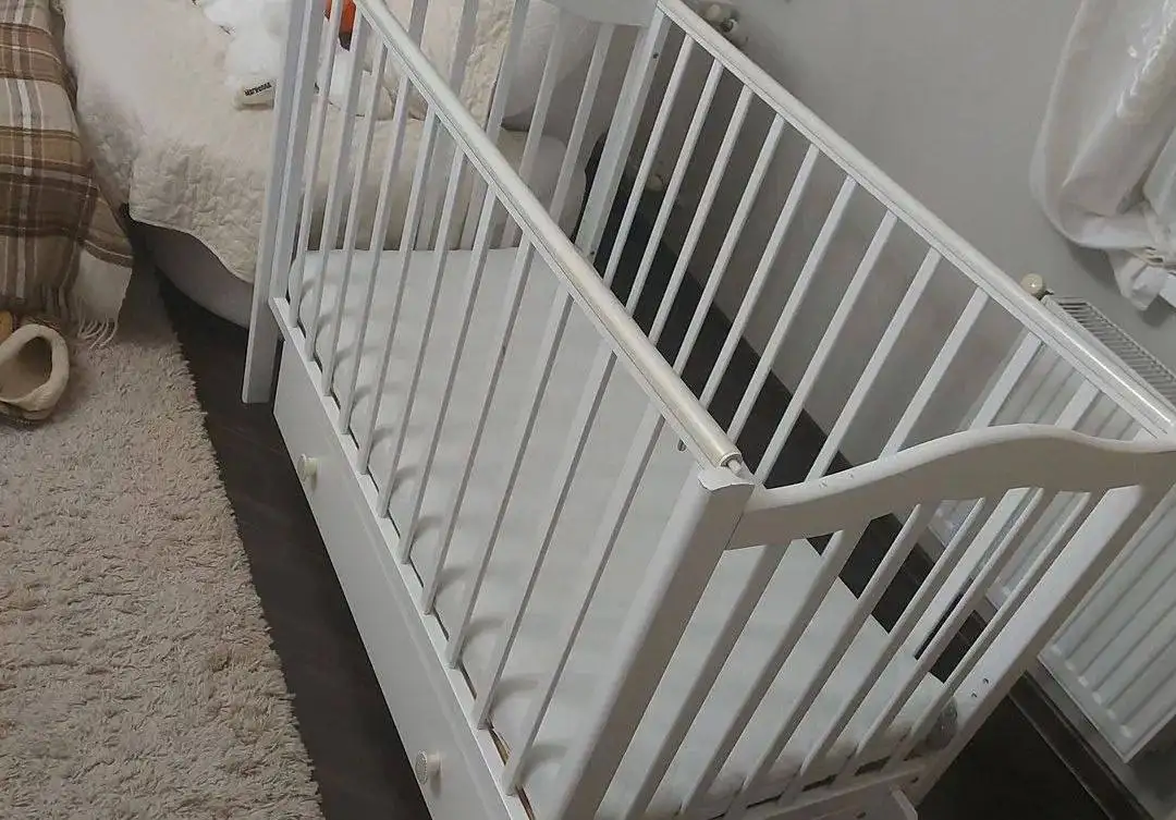 Отдам в дар детские вещи, кроватку и морозильный ларь - Барахолка в Омск