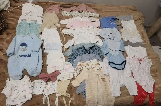 Отдам в дар детские вещи, кроватку и морозильный ларь - Автокресла в Омск