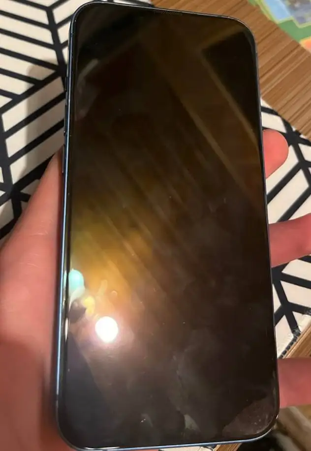 Продам iPhone 13 в хорошем состоянии с аксессуарами - Смартфоны и телефоны (Электроника) в Омск