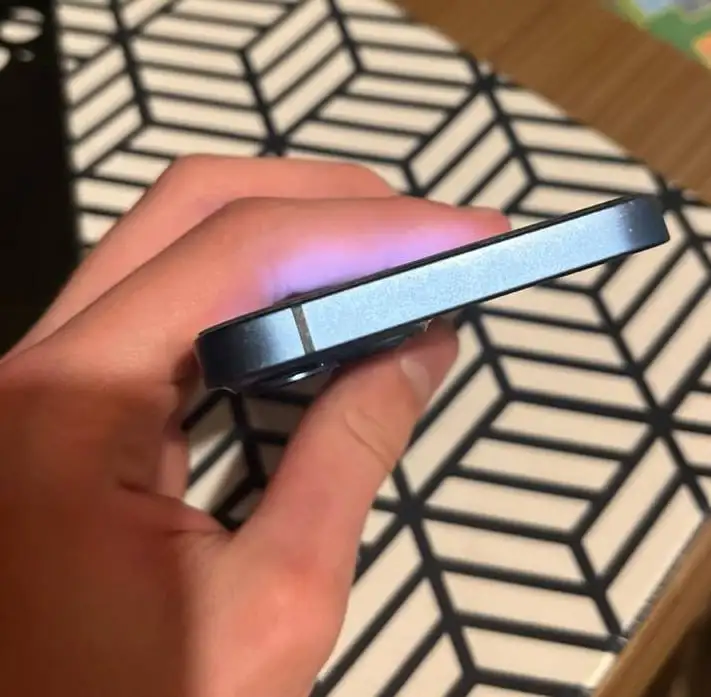 Продам iPhone 13 в хорошем состоянии с аксессуарами - Смартфоны и телефоны (Электроника) в Омск