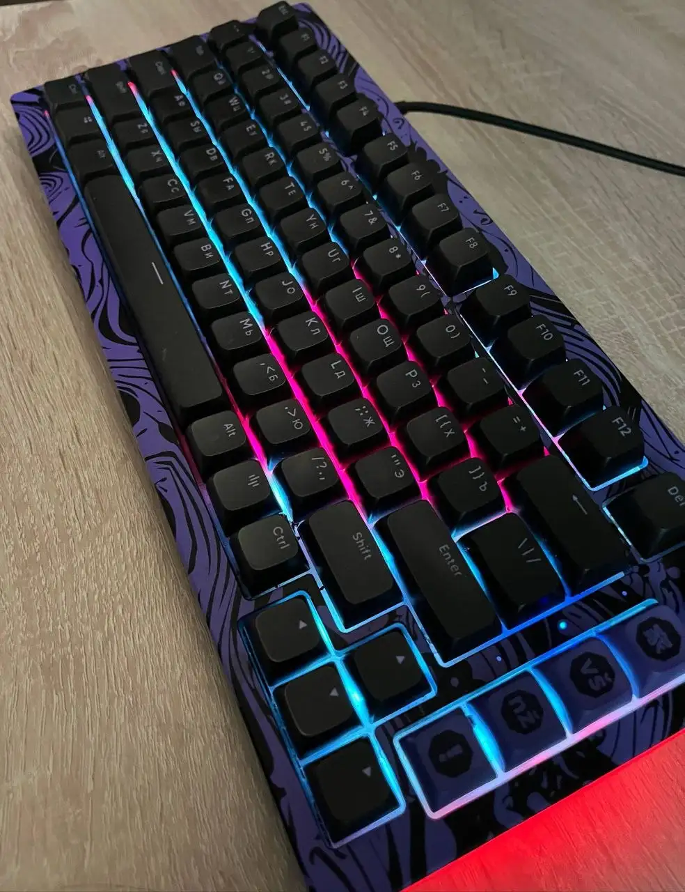 Игровая механическая клавиатура Dark Project x Akko 5075B Plus Black-Gold Purple — цена 3500 - Клавиатуры (Электроника) в Омск