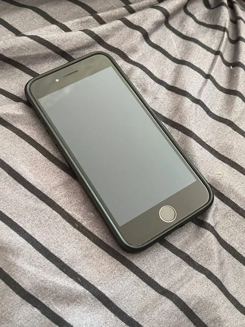 Продам iPhone SE 2020 - Гаджеты и аксессуары в Омск