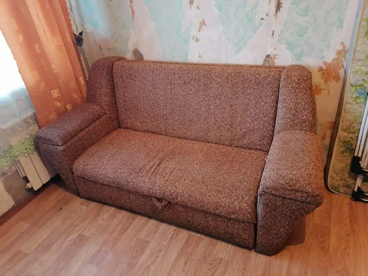 Продам небольшой диван с вмонтированными столиками