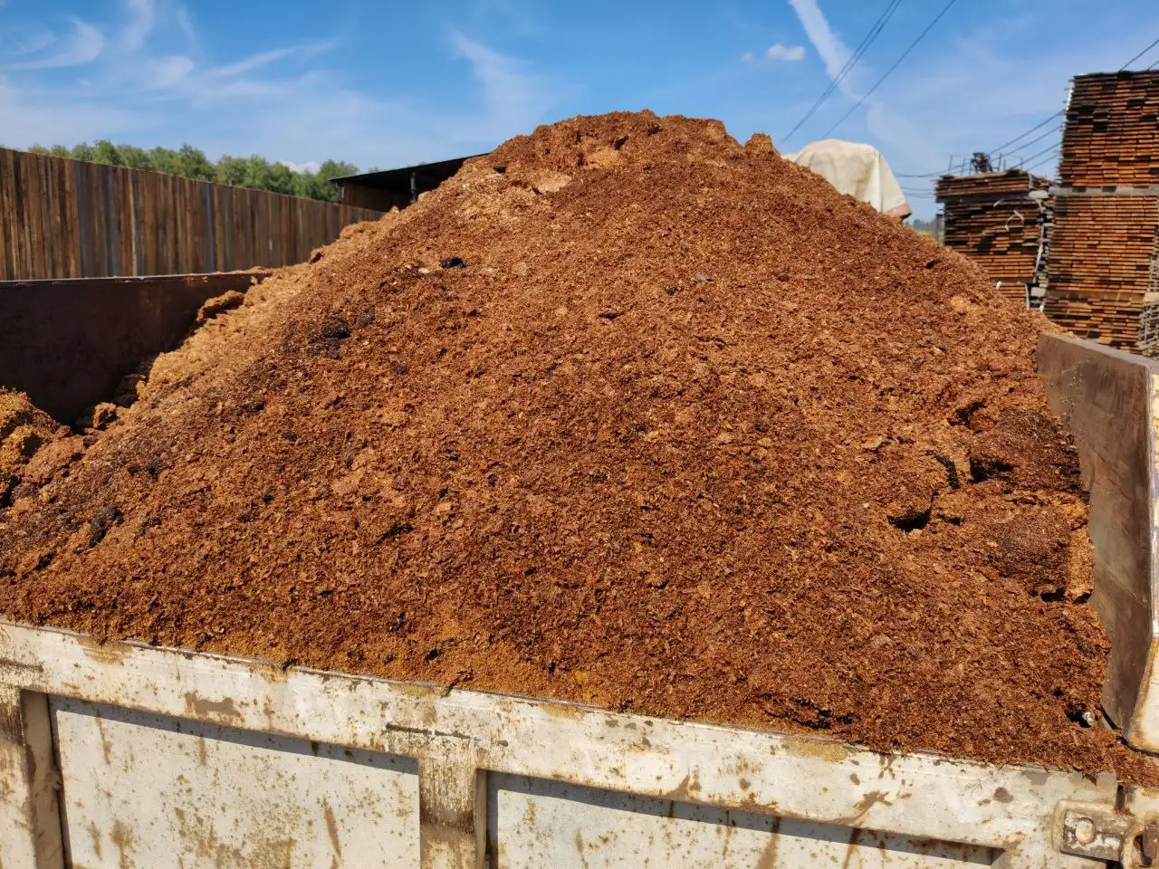 Продам перепревшие опилки для огорода 7 кубов - Садоводство (Для дома и дачи) в Иркутская область