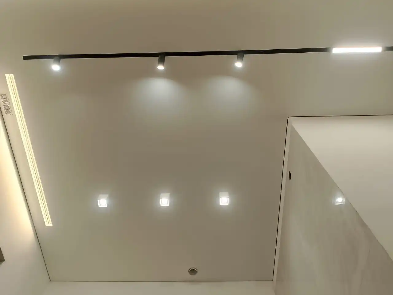 Услуги по монтажу натяжных потолков - Ремонт и строительство (Услуги) в Красноярск