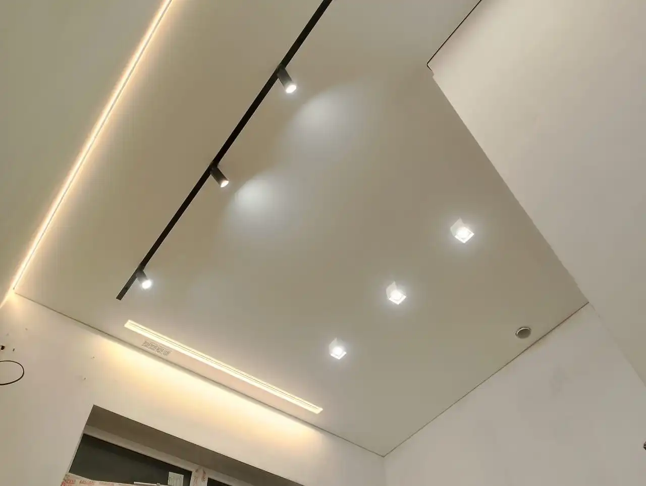 Услуги по монтажу натяжных потолков - Ремонт и строительство (Услуги) в Красноярск