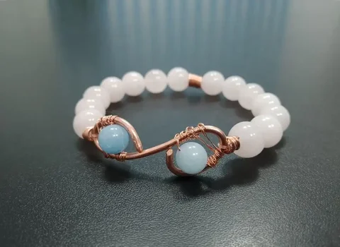 Женский браслет из розового кварца с вставкой из меди и аквамаринов - Украшения в Люберцы