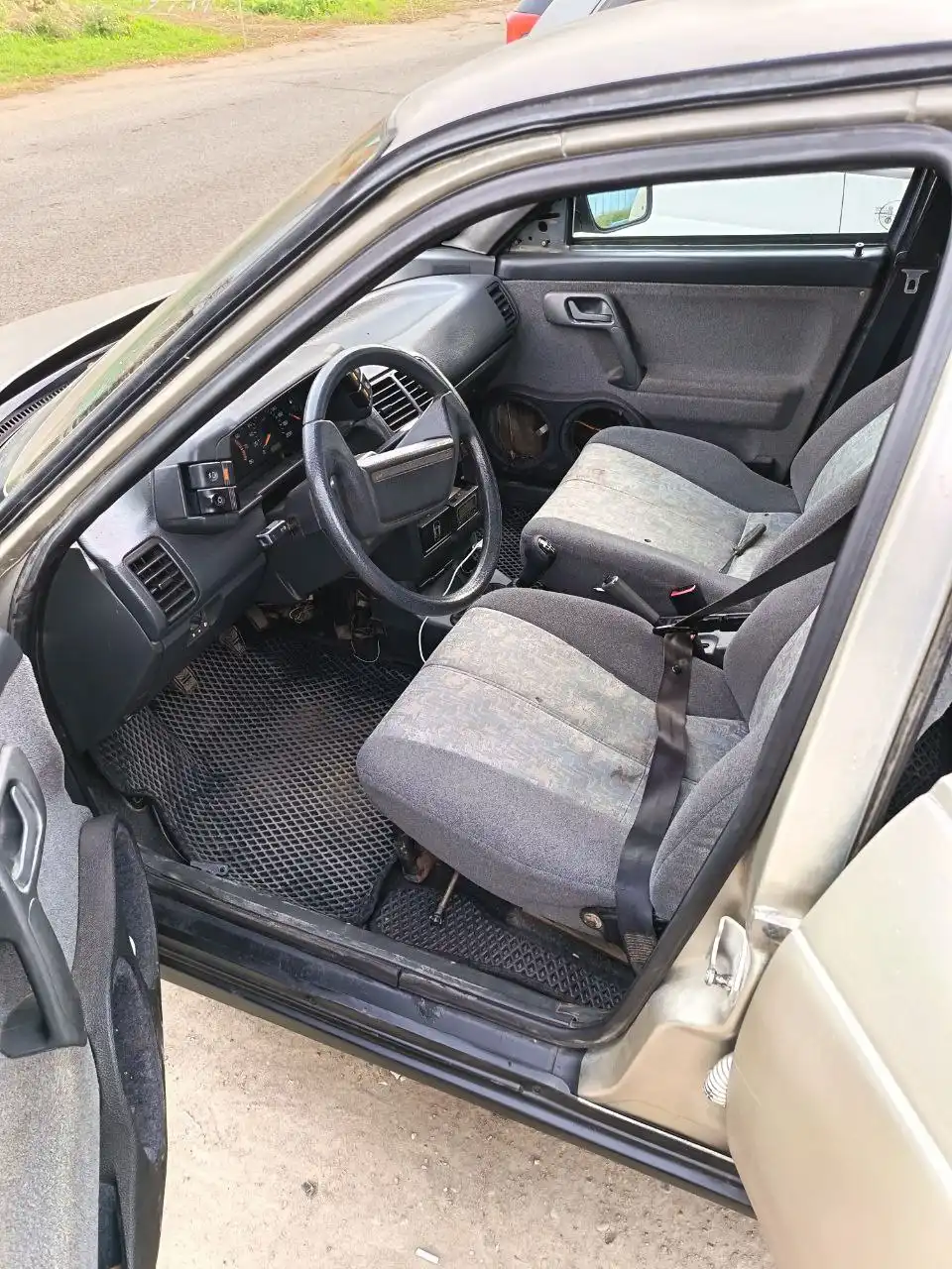 ВАЗ 2110 2003 года с установленной музыкой и новыми запчастями