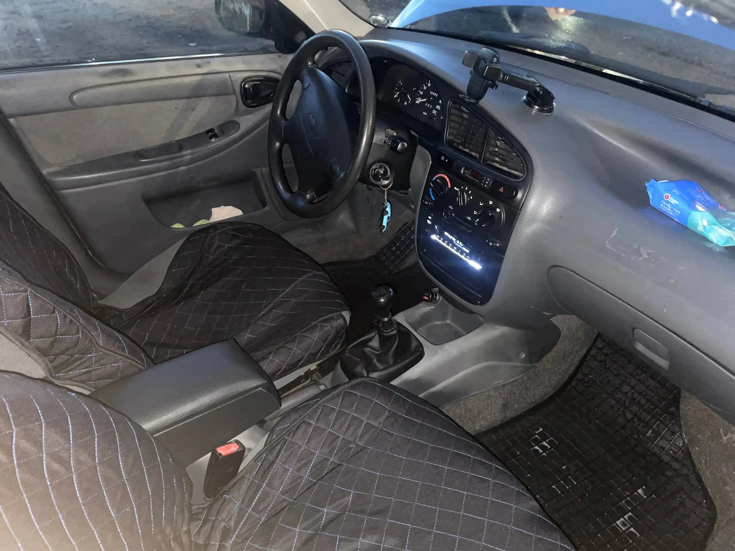 Продажа автомобиля с магнитолой, кондиционером и зимней резиной