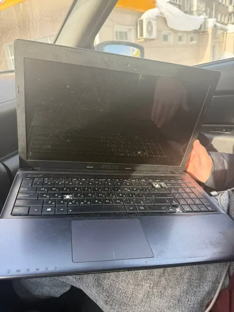 Ноутбук с пятном на экране и зарядкой - Наушники в Ижевск