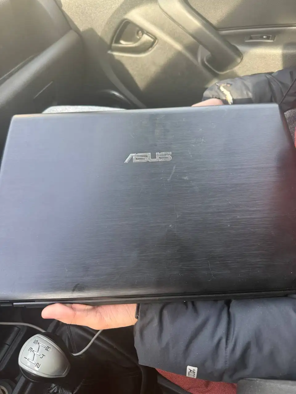 Ноутбук с пятном на экране и зарядкой - Ноутбуки (Электроника) в Ижевск