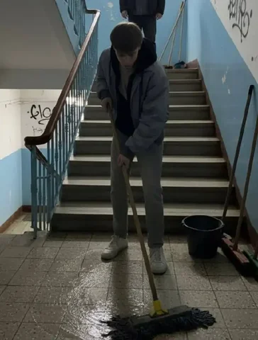 Бесплатная услуга фотографирования друга в образе уборщика - Услуги в Ижевск