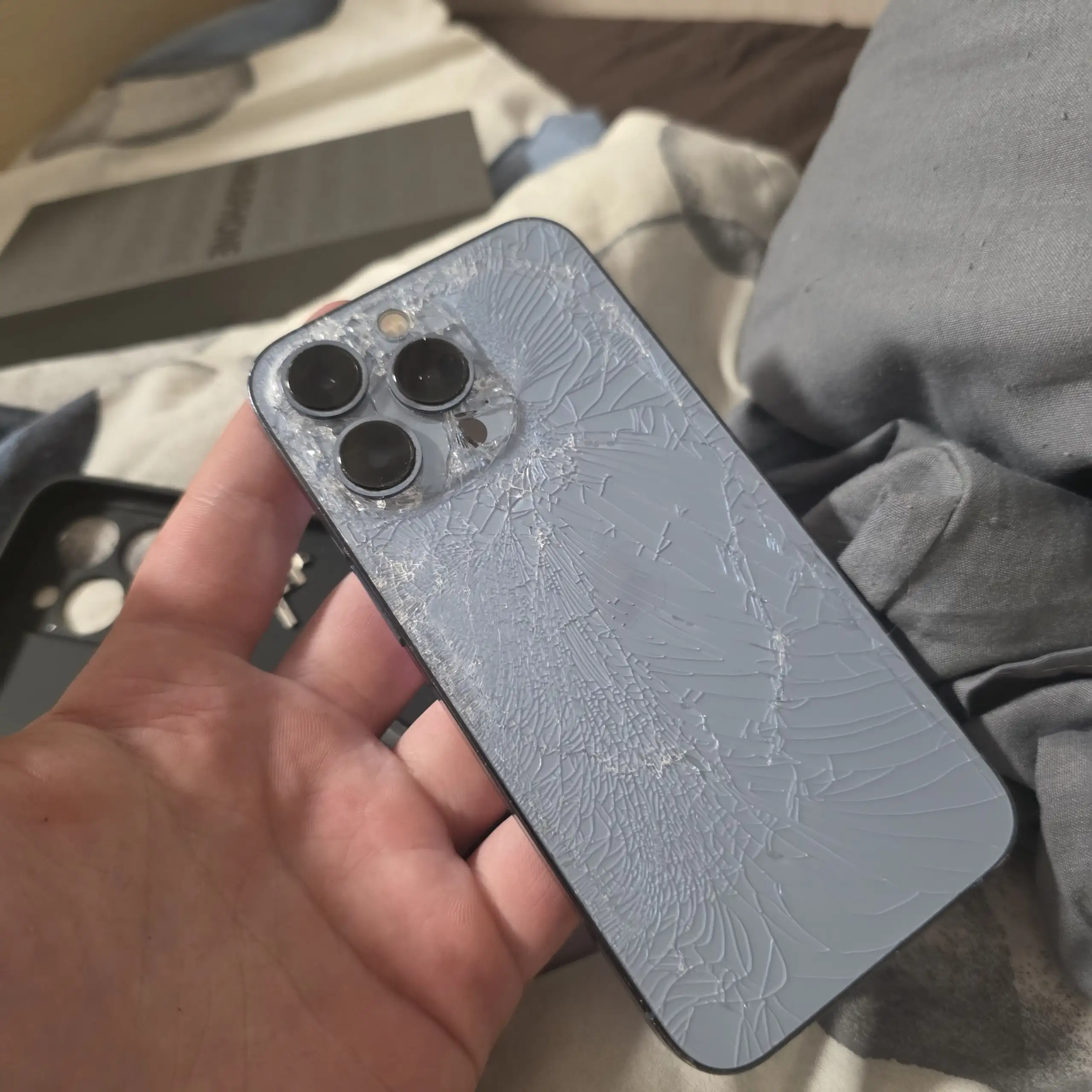 iPhone 13 Pro 128GB не реагирует на нажатия - Смартфоны (Электроника) в Ижевск